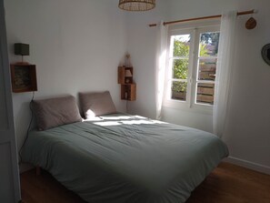 3 slaapkamers, een bureau, een strijkplank/strijkijzer, beddengoed