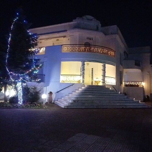 Πολυτελής βίλα στην περιοχή αεροδρομίου Θεσσαλονίκης με εσωτερική πισίνα