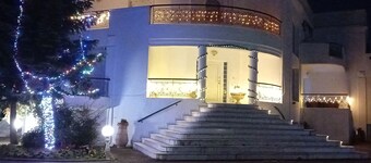 Πολυτελής βίλα στην περιοχή αεροδρομίου Θεσσαλονίκης με εσωτερική πισίνα