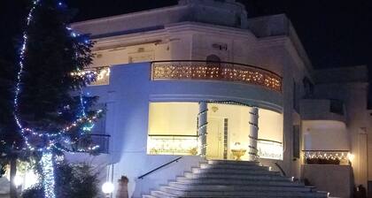 Πολυτελής βίλα στην περιοχή αεροδρομίου Θεσσαλονίκης με εσωτερική πισίνα