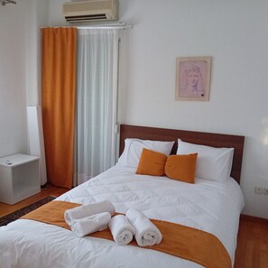 4 bedrooms, iron/ironing board, WiFi, bed sheets