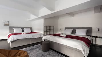 1 habitación, cortinas blackout, tabla de planchar con plancha y cunas