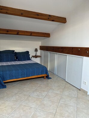 2 dormitoris, planxa i posts de planxar, un bressol de viatge i wifi 