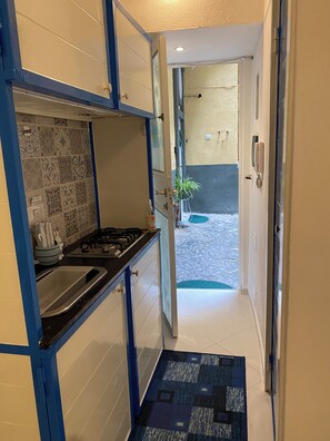 Fridge, stovetop, coffee/tea maker, electric kettle - Little Blue Shelter of Neapolis (Napoli)