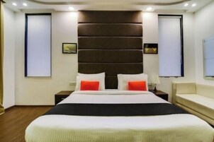 Peralatan tempat tidur premium, bar mini percuma, meja