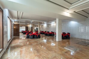 Family dining - Hotel Florence and Banquets By Elite Sol (Gurugram)
