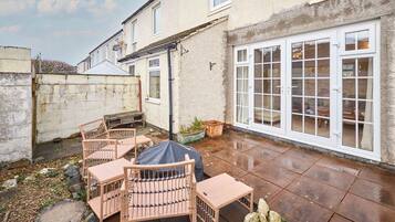 House | 2 bedrooms, desk