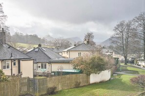 House | 2 bedrooms, desk