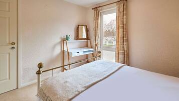 Casa | 2 quartos, escrivaninha