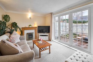 House | 2 bedrooms, desk