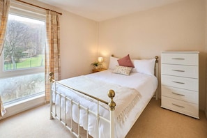 House | 2 bedrooms, desk