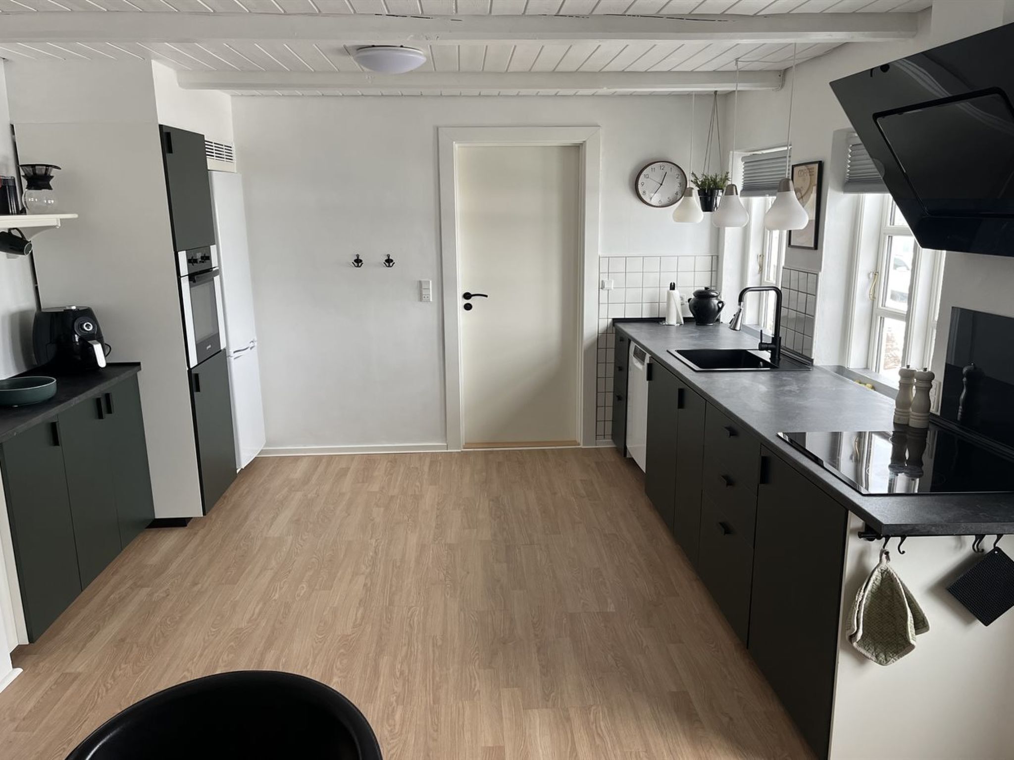 Fridge, microwave, dishwasher, cookware/dishes/utensils
