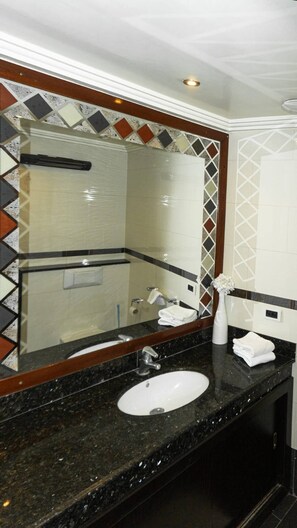 Haartrockner, Handtücher, Seife, Shampoo