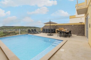 Villa familiar, varias habitaciones (Magnifica Gozitan Villa Pool And) | Alberca | Alberca al aire libre 
