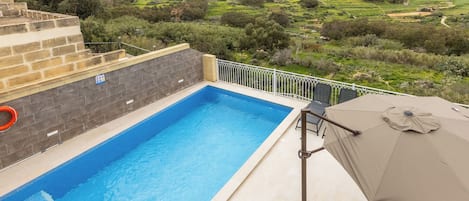 Villa familiar, 6 habitaciones, balcón (Magnifica Gozitan Villa Pool And) | Alberca | Alberca al aire libre