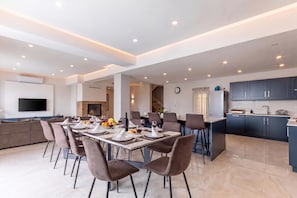 Familievilla - 6 soveværelser - balkon (Magnifica Gozitan Villa Pool And) | Spiseområde