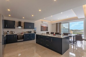 Fridge, microwave, oven, stovetop - Magnifica Gozitan Villa Pool And Jacuzzi (Xaghra)