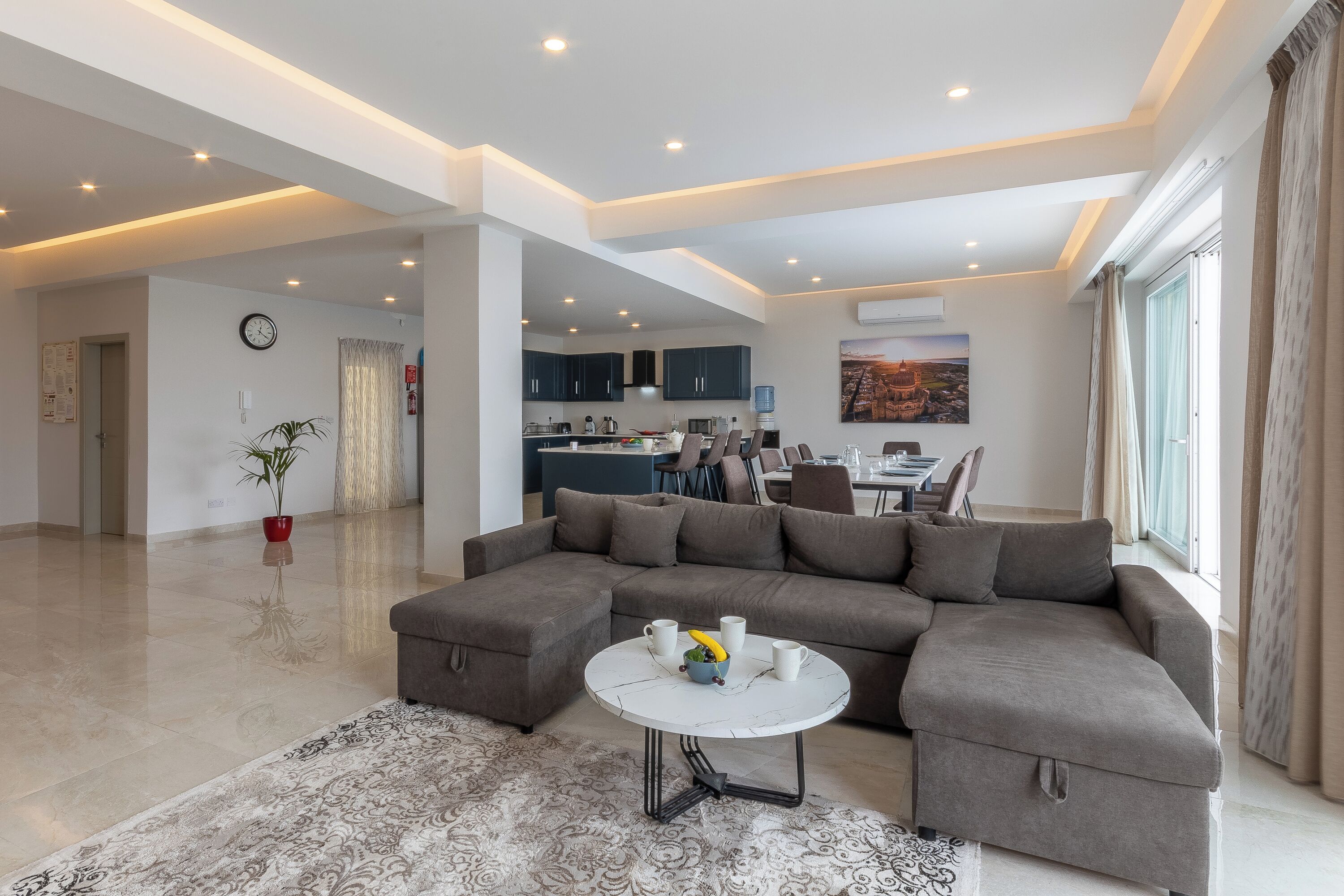 21-吋平面電視、數位頻道、壁爐