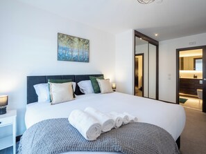 2 bedrooms, iron/ironing board, travel crib, free WiFi - Cosy 2-Bedroom Next to Harlow Town Station (Harlow)