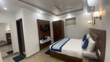 Een kluis op de kamer, een bureau, een laptopwerkplek