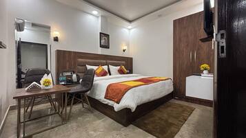 Quarto casal família, vista para a cidade | Cofres nos quartos, escrivaninha, espaço de trabalho para notebook