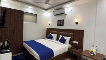 Familie tweepersoonskamer, uitzicht op stad | Een kluis op de kamer, een bureau, een laptopwerkplek