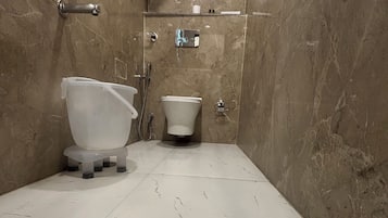 Een douche, pantoffels, handdoeken