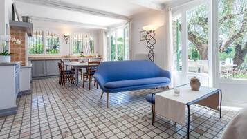 Televisie, boeken en een kantoor