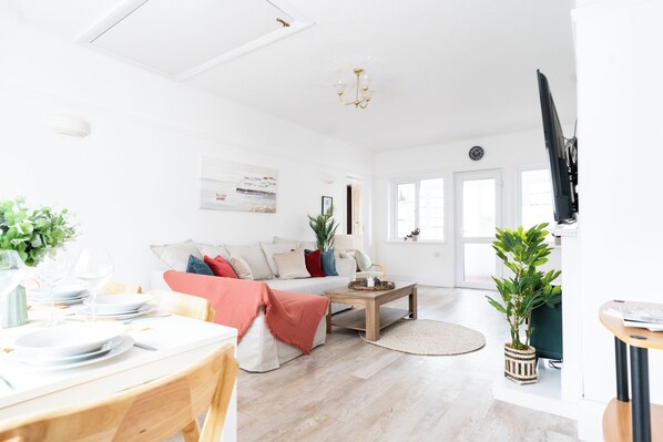 Comfort House, 3 Bedrooms, Kitchen | Living area | Smart TV, fireplace - Stunning 3 Bed Home in Sandbanks (Sandbanks)