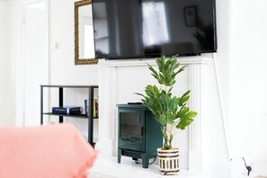 Comfort House, 3 Bedrooms, Kitchen | Living room | Smart TV, fireplace