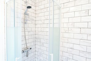 Casa Comfort, 3 camere da letto, cucina | Bagno | Combinazione doccia/vasca, set di cortesia gratuito, asciugacapelli