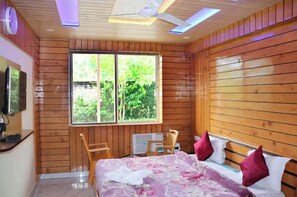 Deluxe Room | 1 bedroom, desk, laptop workspace, free WiFi