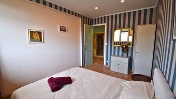 3 bedrooms, iron/ironing board, travel crib, WiFi (free)