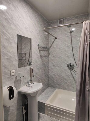 Habitación triple económica | Baño | Artículos de higiene personal gratuitos, secador de pelo y zapatillas