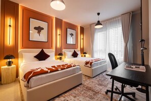 2 habitaciones, escritorio y tabla de planchar con plancha
