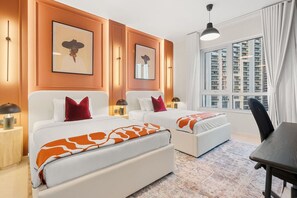 2 slaapkamers, een bureau, een strijkplank/strijkijzer, reisbedje