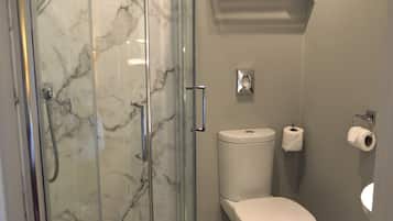 Ducha, toallas, jabón, papel higiénico