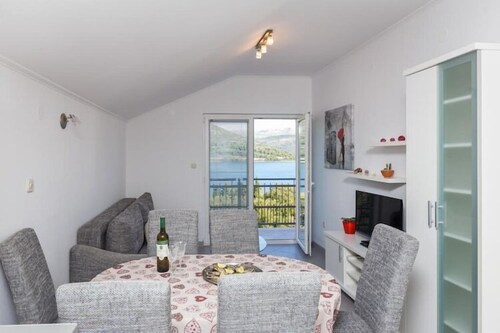 One Bedroom Apartment with Balcony and Sea View (CRVENI)