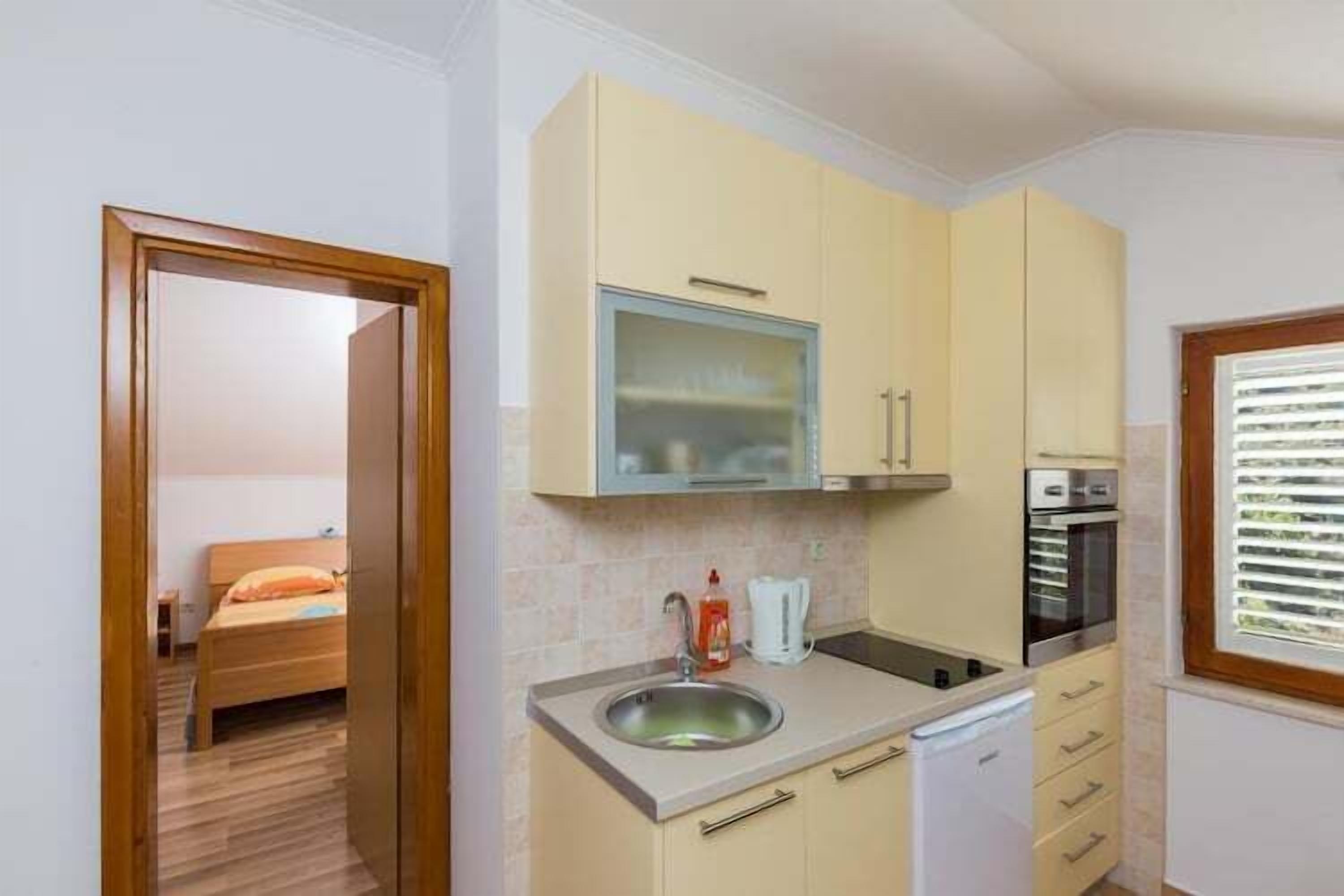 Refrigerador, horno, parrilla de estufa y cafetera y tetera 