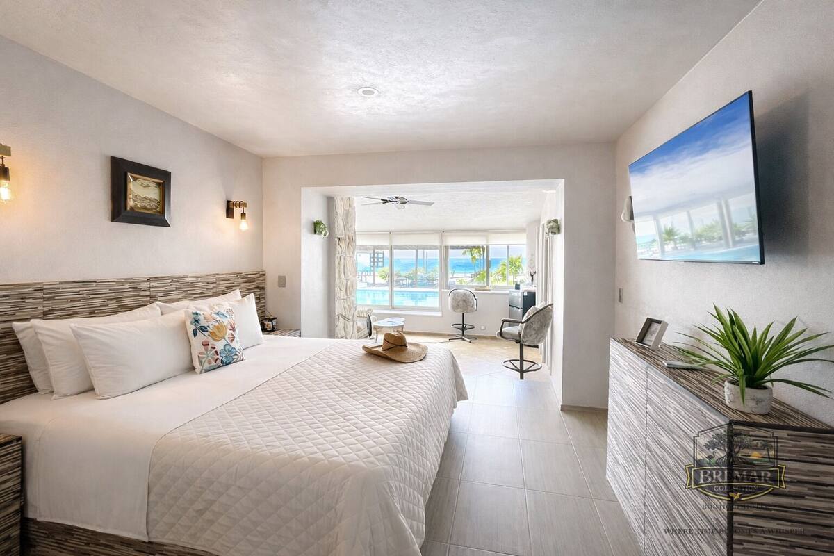 Junior Suite, 1 King Bed, Private Bathroom, Sea View | In-room safe, laptop workspace, blackout drapes, WiFi (free)