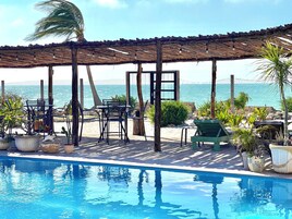 Piscina externa, funciona das 8h às 20h, guarda-sóis, espreguiçadeiras