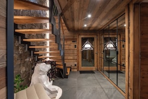 Un intérieur en bois avec un escalier, un espace d’accueil et un design moderne.