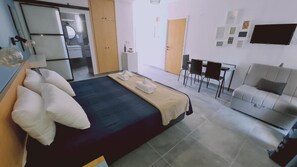1 chambre, fer et planche à repasser, Wi-Fi, draps fournis