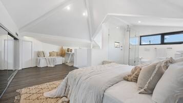 4 bedrooms, iron/ironing board, WiFi, bed sheets