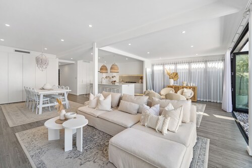 Luxury Urban Oasis - luxury and convenience close to airport and city