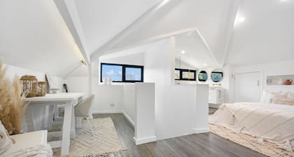 Luxury Urban Oasis - luxury and convenience close to airport and city