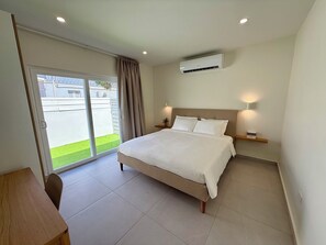 1 chambre, coffre-fort, fer et planche à repasser, lit de bébé portatif