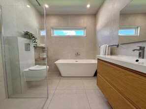 Douche, serviettes fournies, savon, papier toilette