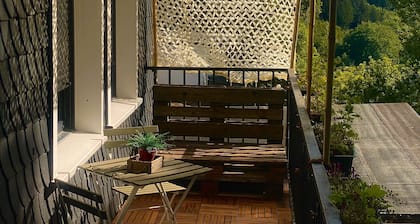 Ferienwohnung 'Am Steinweg' mit Bergblick, privater Terrasse und Wi-Fi