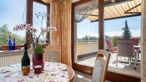 A balcony with a table, chairs, and a view of the landscape. - Apartment 'Plocher' with Lake View, Shared Garden and Wi-Fi (Immenstaad am Bodensee)